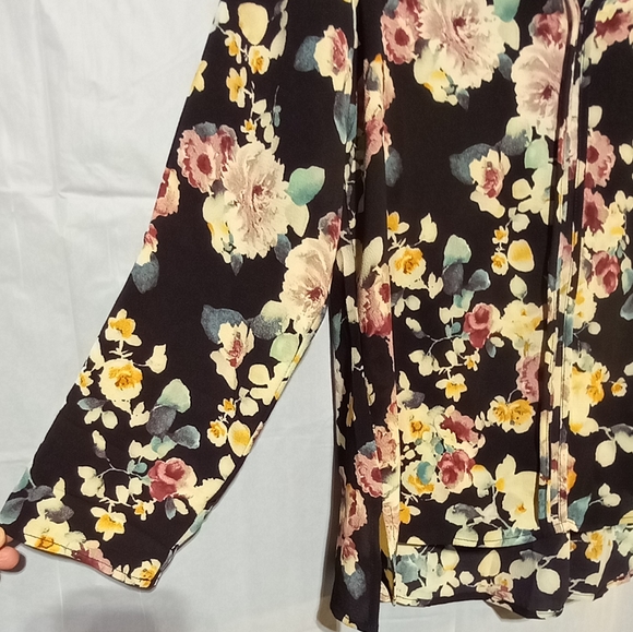 B Collection by Bobeau EUC Blouse Black w/ Tan, Rose Peach Floral, Medium - Picture 4 of 9